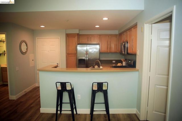 280 Caldecott LN 202, Oakland, CA 94618