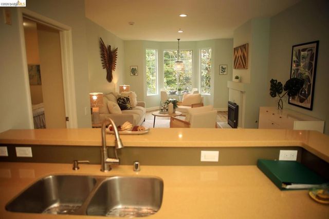 280 Caldecott LN 202, Oakland, CA 94618