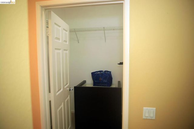 280 Caldecott LN 202, Oakland, CA 94618