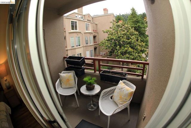 280 Caldecott LN 202, Oakland, CA 94618