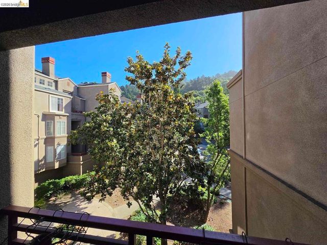 280 Caldecott LN 202, Oakland, CA 94618