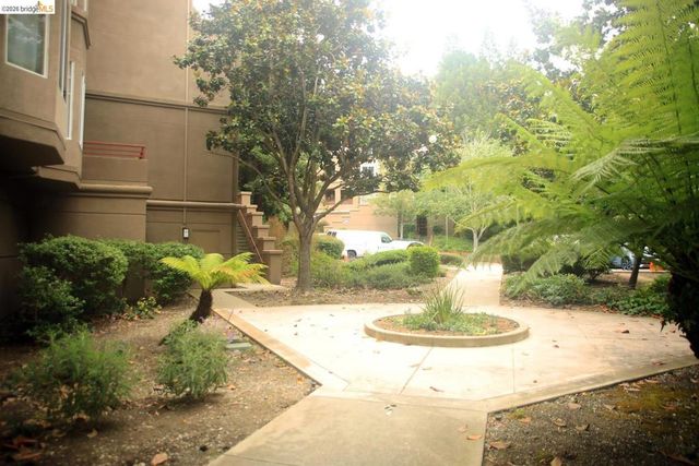 280 Caldecott LN 202, Oakland, CA 94618