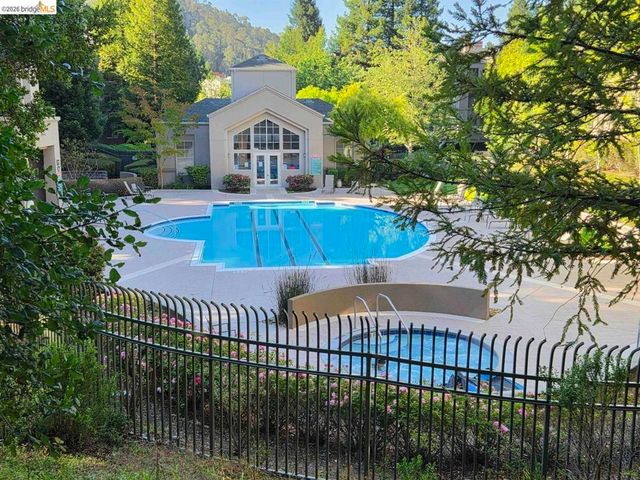 280 Caldecott LN 202, Oakland, CA 94618