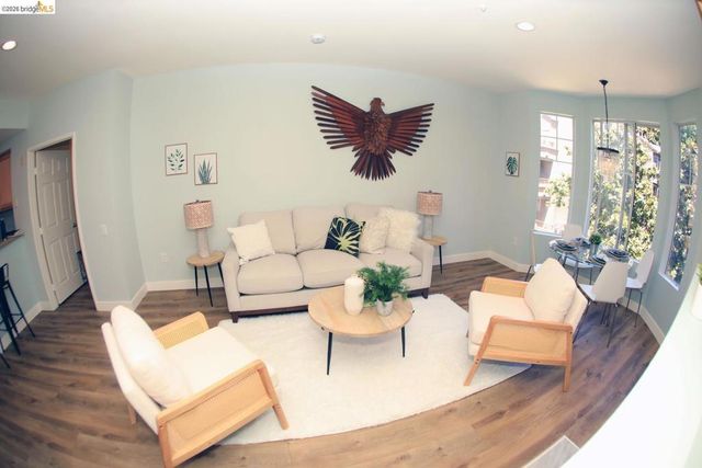 280 Caldecott LN 202, Oakland, CA 94618