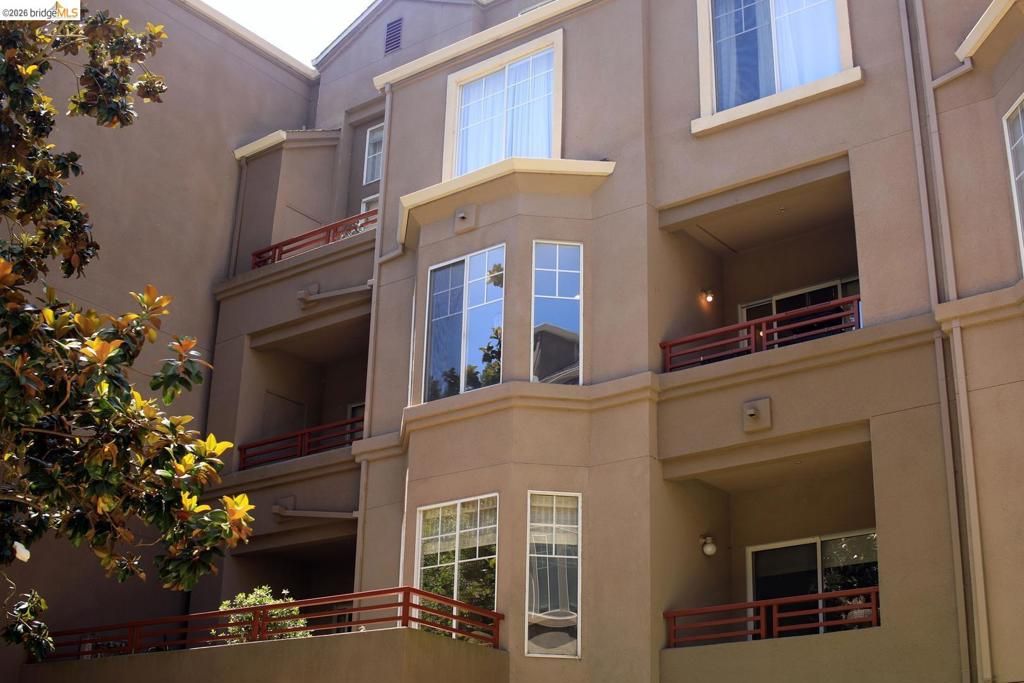 280 Caldecott LN 202, Oakland, CA 94618