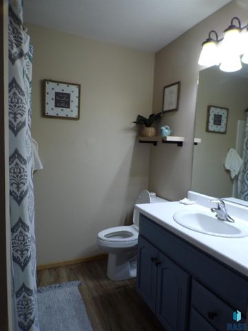 7328 W 51st St Street, Sioux Falls, SD 57105