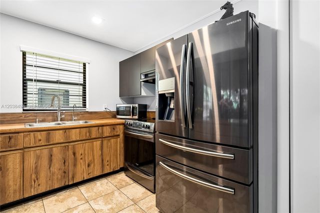 3340 Oak Dr, Hollywood, FL 33021