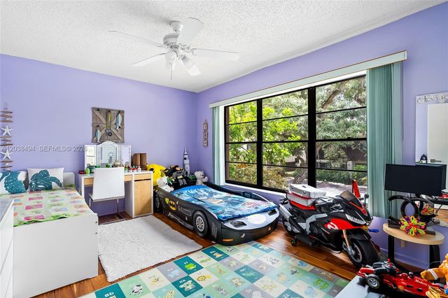 3340 Oak Dr, Hollywood, FL 33021