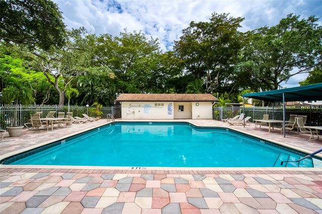 3340 Oak Dr, Hollywood, FL 33021