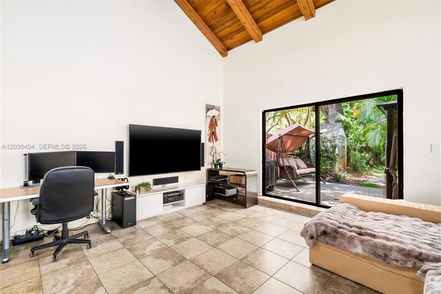3340 Oak Dr, Hollywood, FL 33021