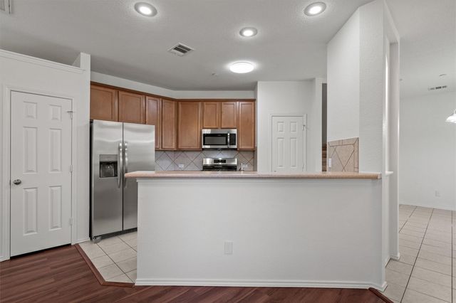 9201 Brodie LN 203, Austin, TX 78748