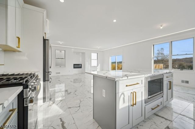 19 Mountain Ave, Mahwah Twp., NJ 07430