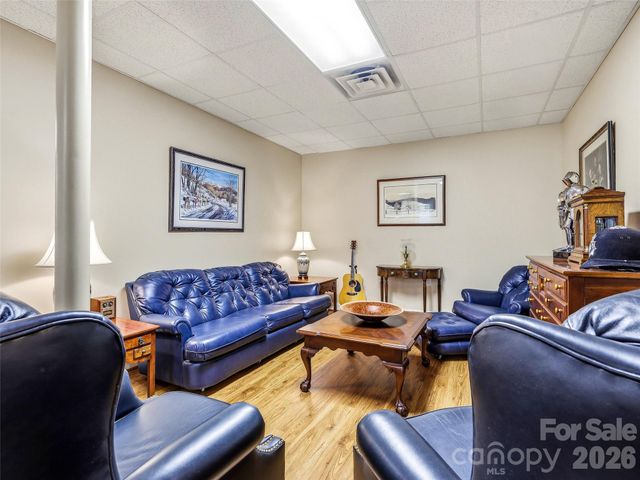 33 Tiverton Lane, Asheville, NC 28803