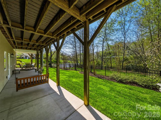 33 Tiverton Lane, Asheville, NC 28803