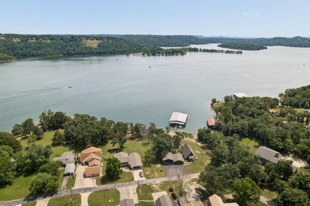 1304 Breezy Point Lane, Kimberling City, MO 65686
