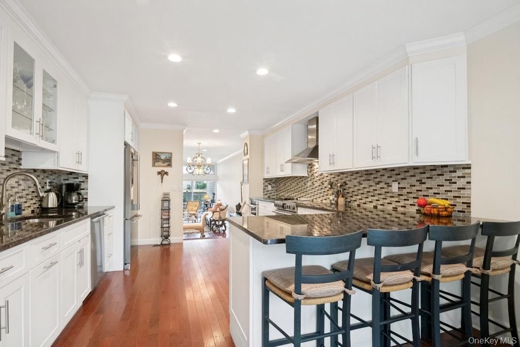 8 Waterside Close, Eastchester, NY 10709 — photo 3