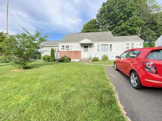 19 Dartmouth Lane, Danbury, CT 06810