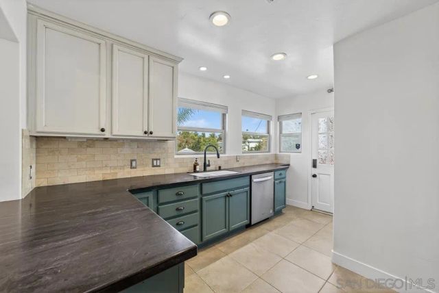 5438 Gilbert Dr A, San Diego, CA 92128