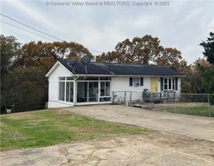 1206 Thomas Ridge Road, Leon, WV 25123