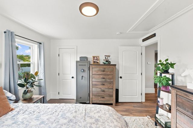 47 Perkins St, Somerset, MA 02725