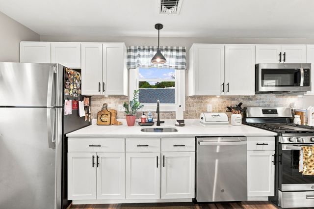 47 Perkins St, Somerset, MA 02725