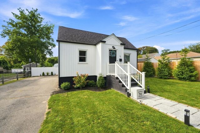 47 Perkins St, Somerset, MA 02725