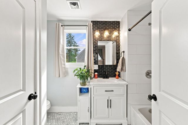 47 Perkins St, Somerset, MA 02725
