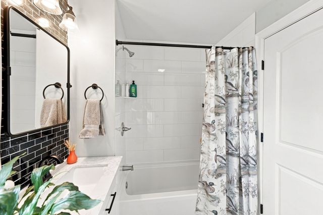 47 Perkins St, Somerset, MA 02725