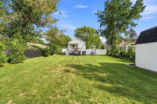47 Perkins St, Somerset, MA 02725