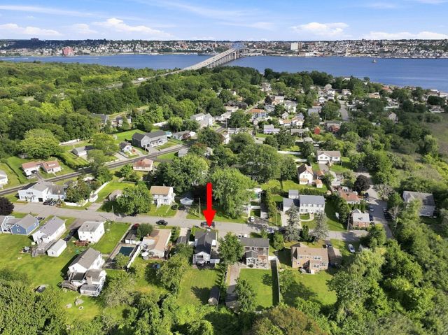 47 Perkins St, Somerset, MA 02725