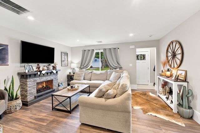 47 Perkins St, Somerset, MA 02725