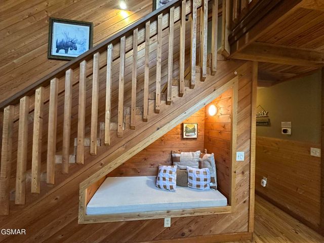 210 S Smoky Mountain Way, Sevierville, TN 37876