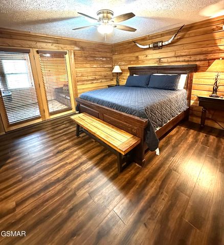 210 S Smoky Mountain Way, Sevierville, TN 37876