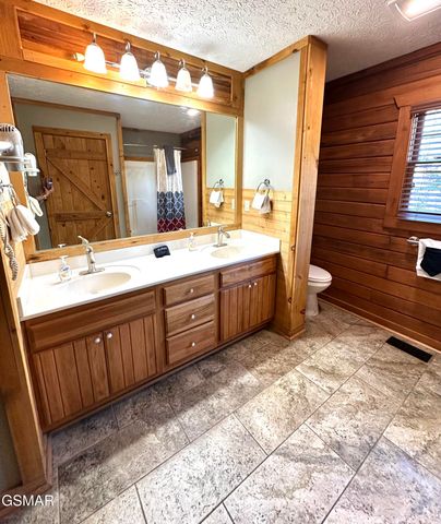 210 S Smoky Mountain Way, Sevierville, TN 37876