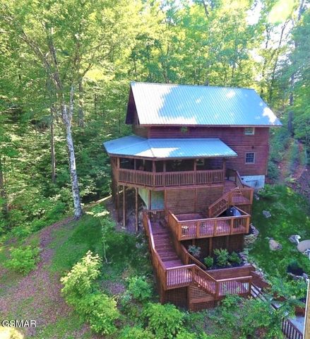 210 S Smoky Mountain Way, Sevierville, TN 37876