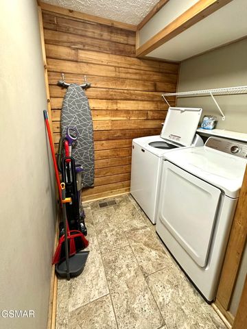 210 S Smoky Mountain Way, Sevierville, TN 37876