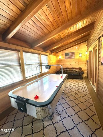 210 S Smoky Mountain Way, Sevierville, TN 37876