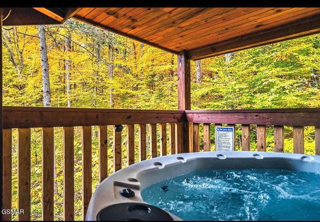 210 S Smoky Mountain Way, Sevierville, TN 37876