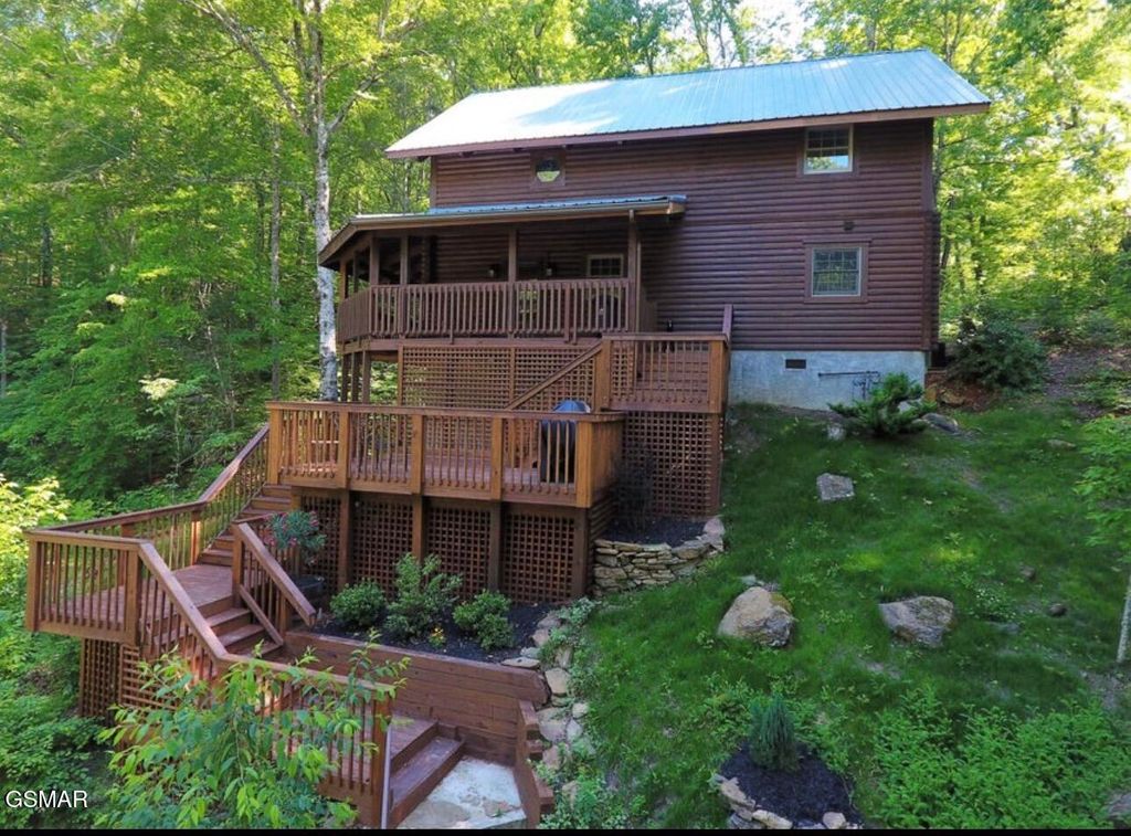 210 S Smoky Mountain Way, Sevierville, TN 37876