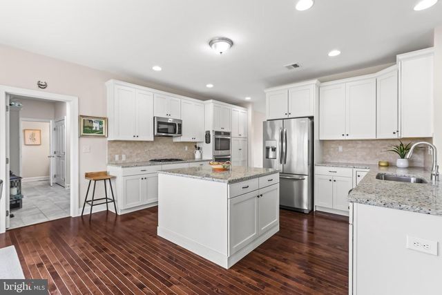 6800 GWENMAWR RD, Bethlehem, PA 18017