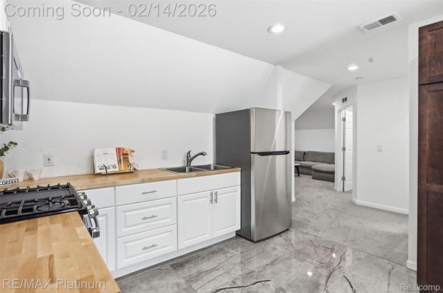 11205 Redberry Court, Hamburg Township, MI 48189