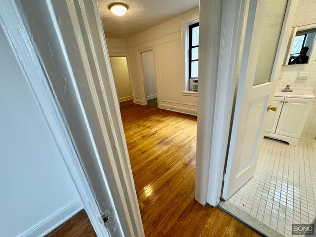 3114 35th St Apt 3A, New York City, NY 11106