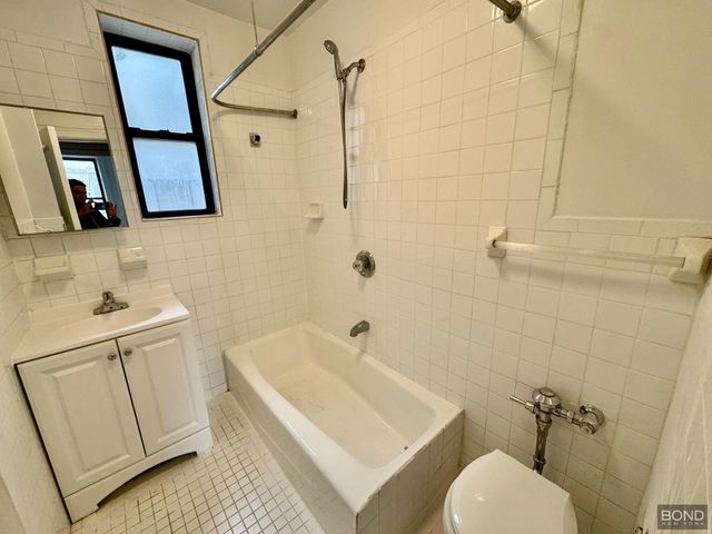3114 35th St Apt 3A, New York City, NY 11106