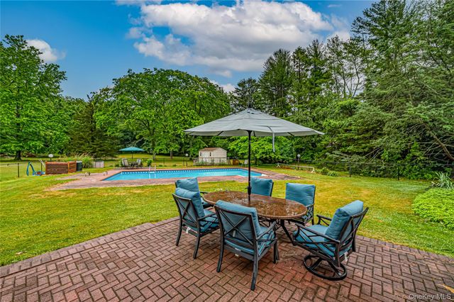 8 Woodvale Drive, Laurel Hollow, NY 11791