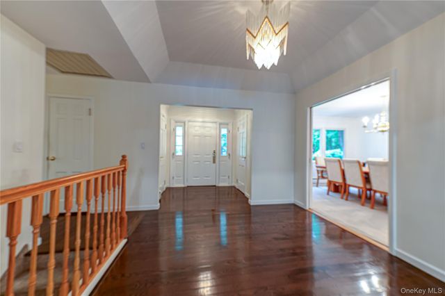 8 Woodvale Drive, Laurel Hollow, NY 11791