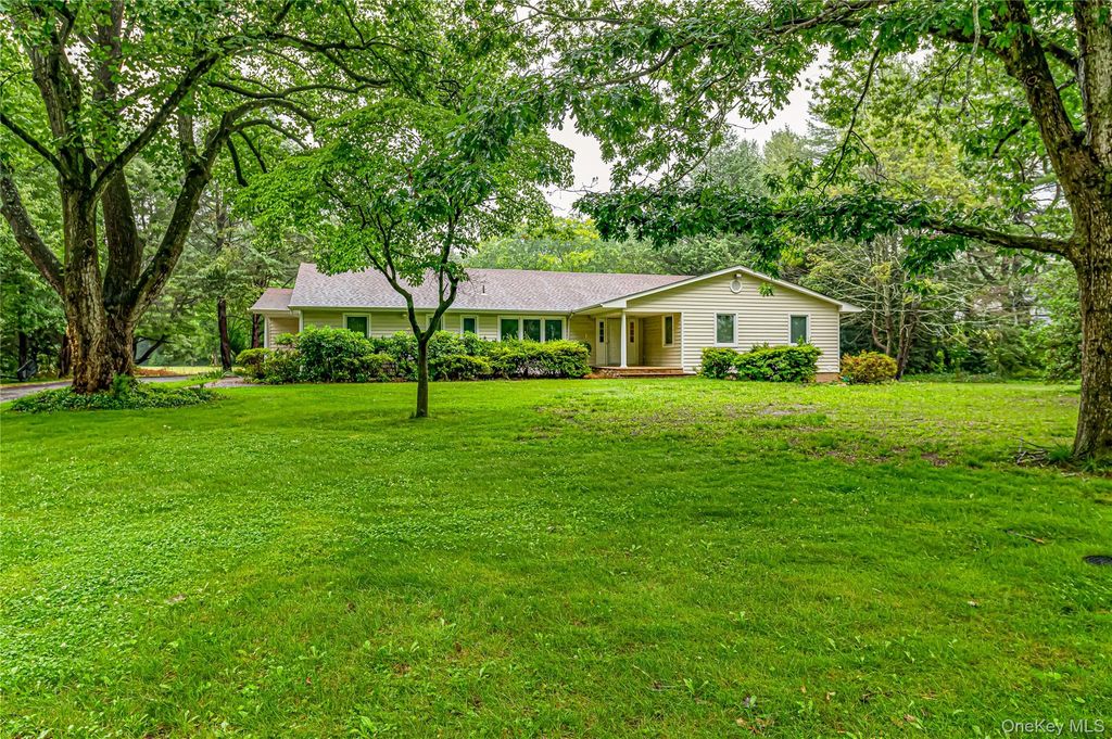 8 Woodvale Drive, Laurel Hollow, NY 11791