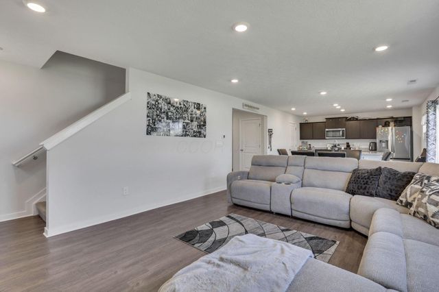 2155 Pentress Drive, Grove City, OH 43123