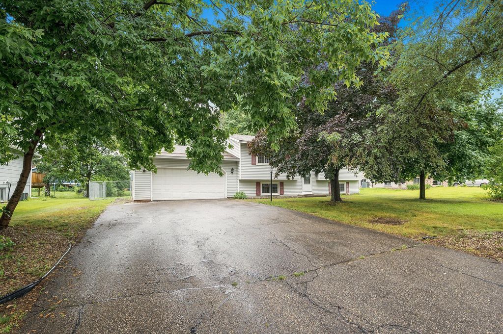 2916 80th Avenue N, Brooklyn Park, MN 55444