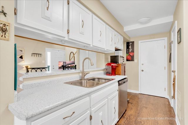 8325 Portsmouth Drive A, Darien, IL 60561