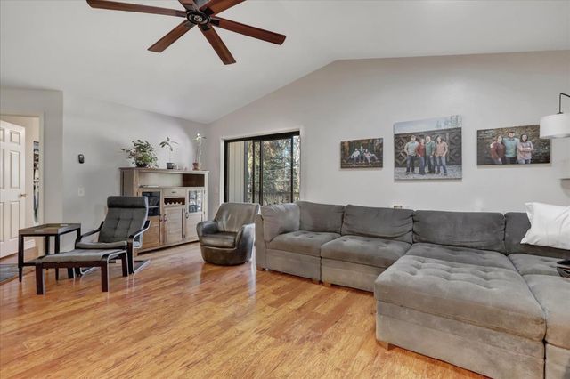 11385 Francis Dr, Grass Valley, CA 95949